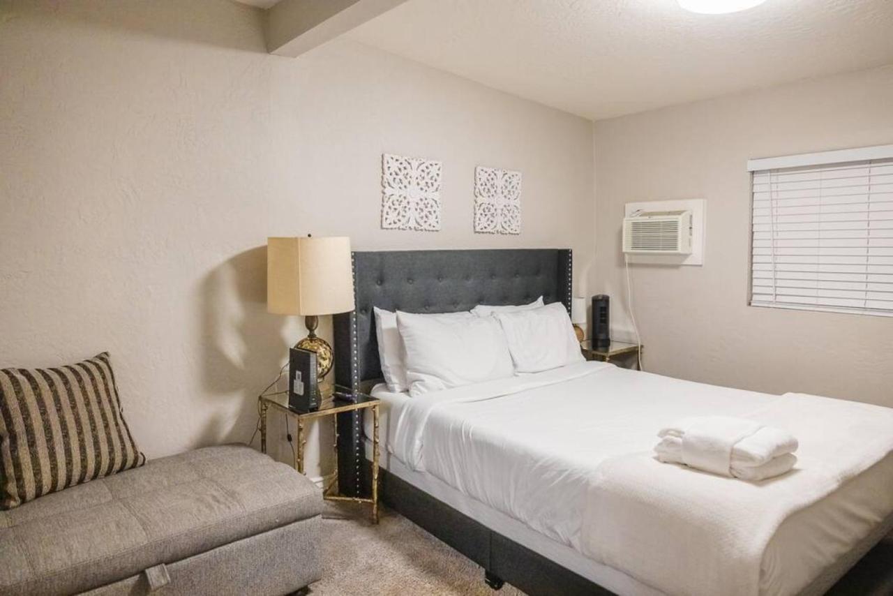 Sunny Guest With Large Backyard - Pets Welcome Lejlighed