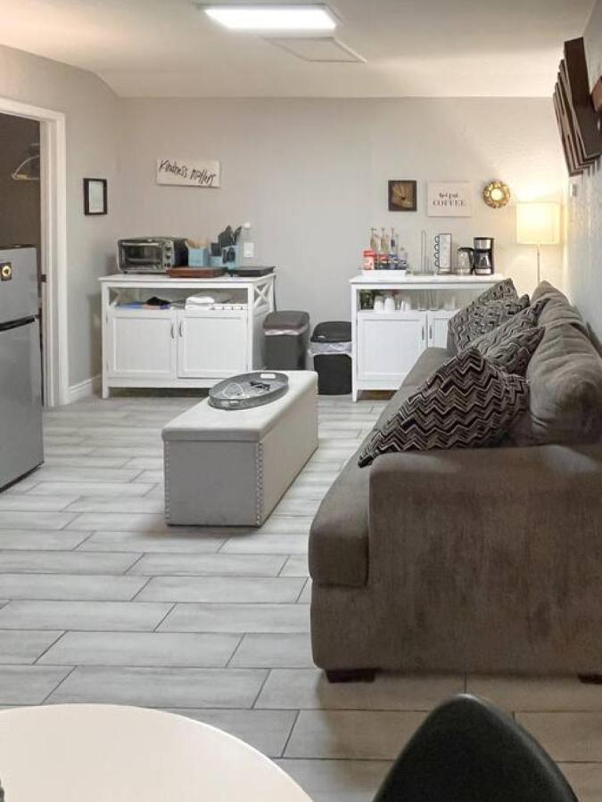 Sunny Guest With Large Backyard - Pets Welcome