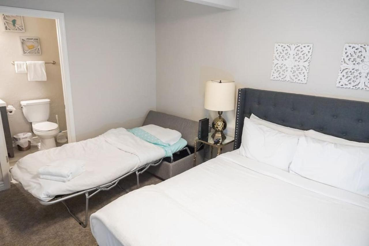 Lejlighed Sunny Guest With Large Backyard - Pets Welcome *
